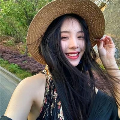 玻璃橱窗中的姑娘